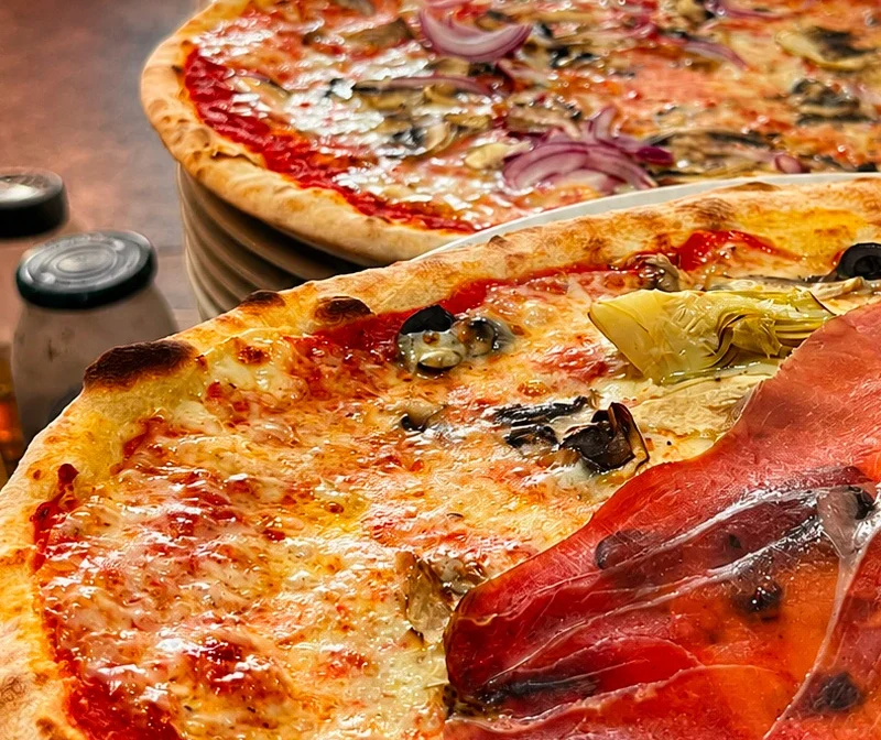 Pizza with prosciutto and Artichokes